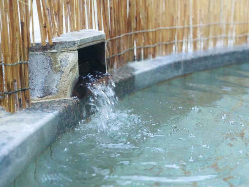 露天風呂では天然温泉を楽しめる