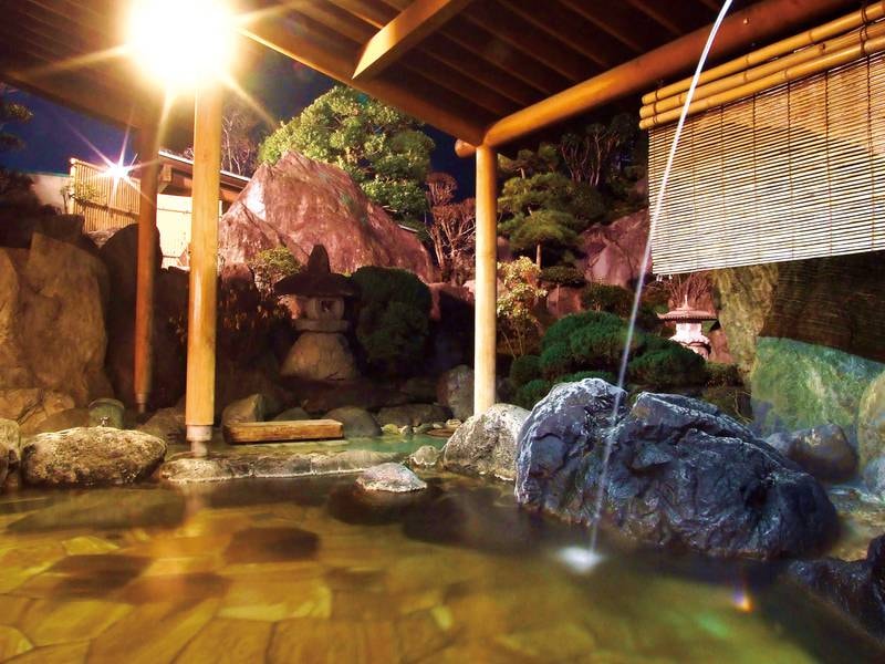 【露天風呂】野趣あふれる岩造りの開放的な湯殿