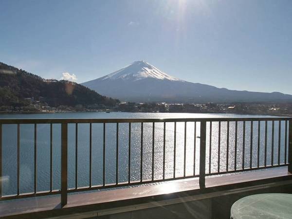 【館内眺望】ロビー、レストラン、客室から河口湖と富士山を望むことができる