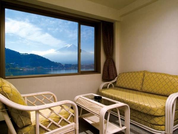 【客室眺望/例】全客室から富士山と河口湖を望める