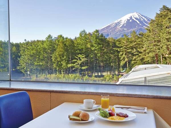 【朝食／例】富士山ビューのレストランで