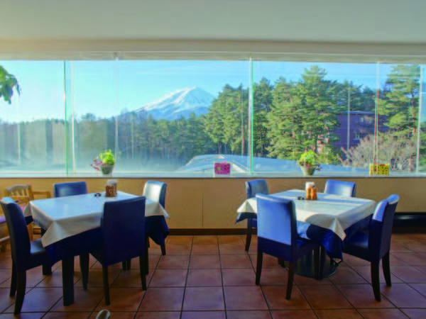 【レストラン】富士山を望む絶好のロケーション