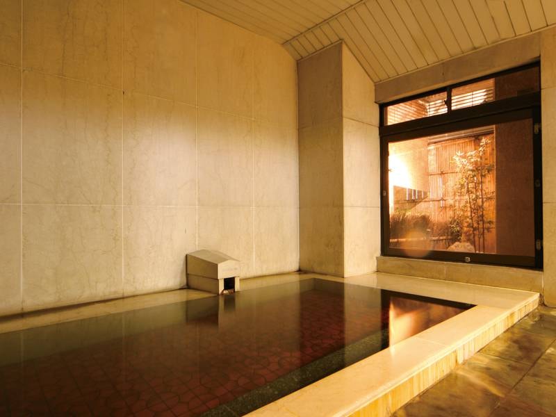 【男性大浴場】大理石造りで重厚感のある浴室