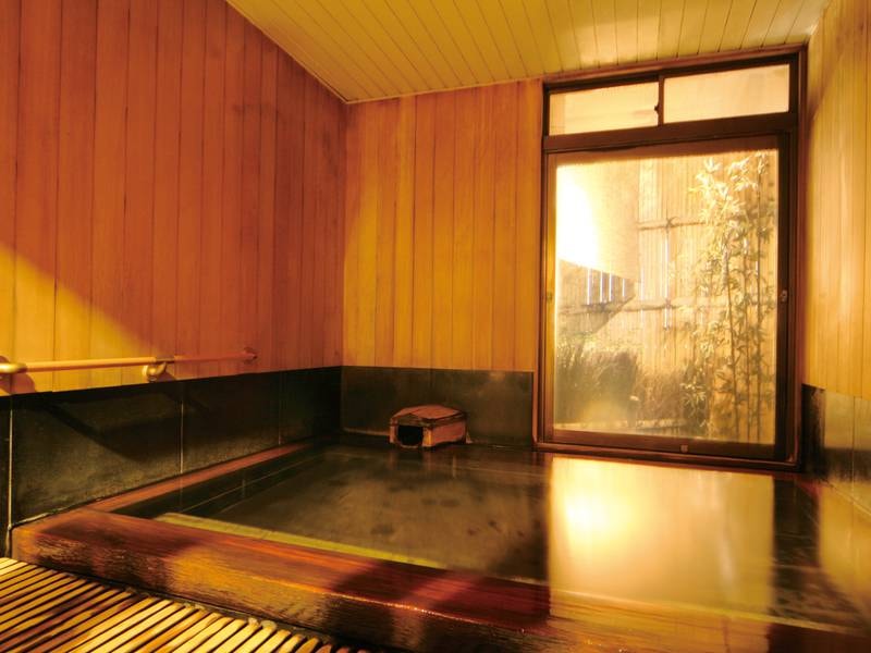 【女性大浴場】総檜造りの浴槽