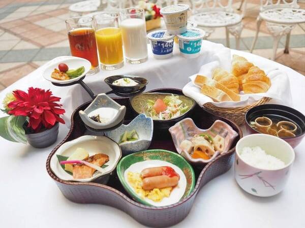 【朝食/例】山梨食材が楽しめる和朝食膳に加えて、シャトレーゼのヨーグルトやパンが楽しめるハーフビュッフェをご用意