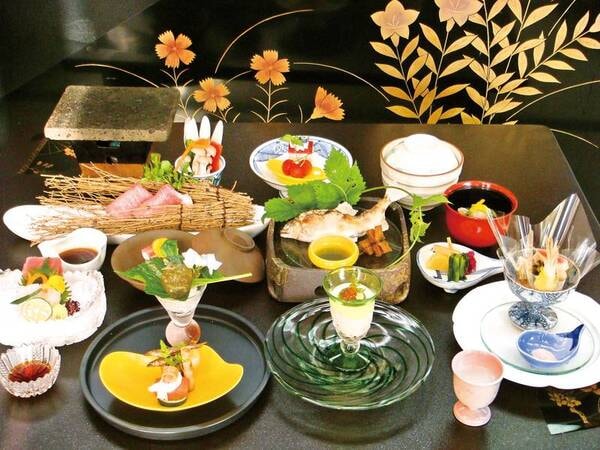 【夕食/例】牛料理メイン、川魚塩焼など全11品の会席