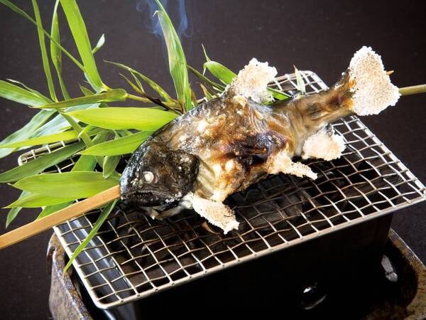 【夕食/例】川魚の塩焼きが美味