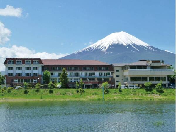 【外観】富士山と河口湖に囲まれたホテル