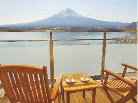 デッキの椅子に腰掛けて富士山を眺めながら過ごすひと時も格別