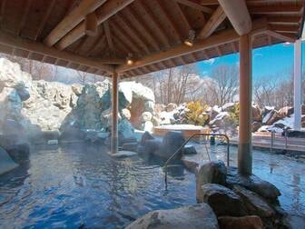 ホテルグリーンプラザ軽井沢／【庭園露天風呂（冬）】雪見風呂を堪能