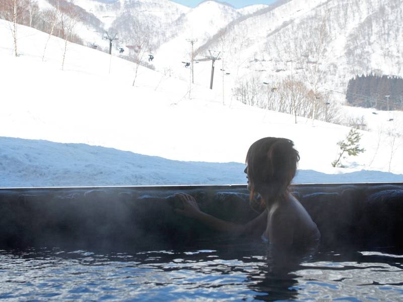 【展望風呂・冬】雪景色の山々を眺めながらの湯浴み