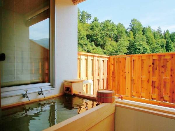 【客室/例】露天風呂付き和洋室。源泉かけ流しの名湯を独り占め