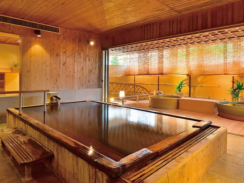 【内風呂】檜の浴槽に新鮮が源泉が絶えず注がれる。※男女入替制