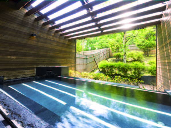 【露天風呂】pH11.2の日本有数のアルカリ濃度を誇り、美肌効果のある美人の湯として知られる白馬八方温泉