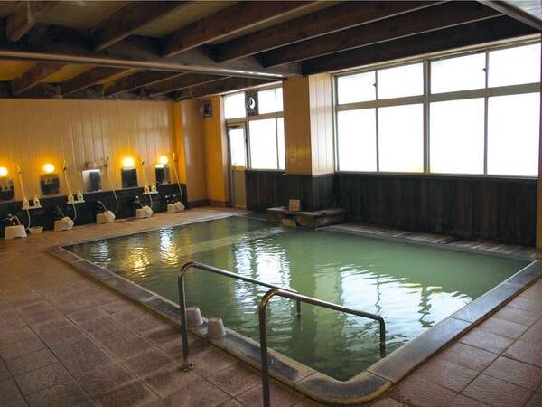 【大浴場】気温により、お湯の翡翠色が強くなることも