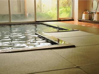 美ケ原温泉  ホテルニューことぶき/御殿の湯。畳敷きの大浴場にはやわらかな湯が注ぐ