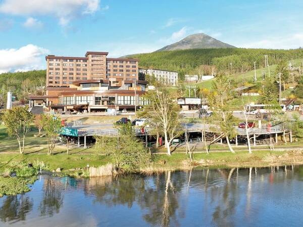 【外観】白樺湖のほとりに佇む県内随一の大型リゾートホテル。2023年4月に大幅改装しリニューアルOPEN！