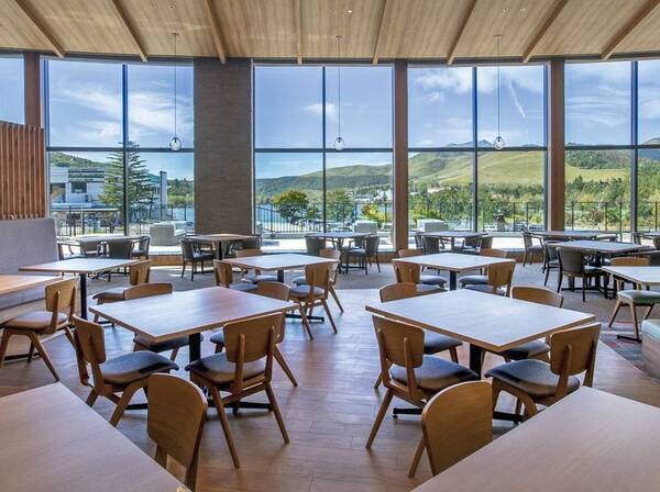 【食事会場/例】2023年4月OPEN！白樺湖一望の広々としたレストラン