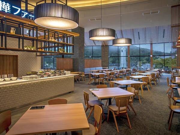【食事会場/例】2023年4月OPEN！白樺湖一望の広々としたレストラン