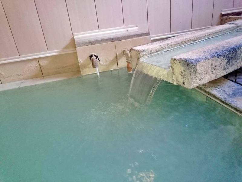 【湯口】硫黄泉（pH6.5）を湧水で温度調整する、天然の恵み100％！