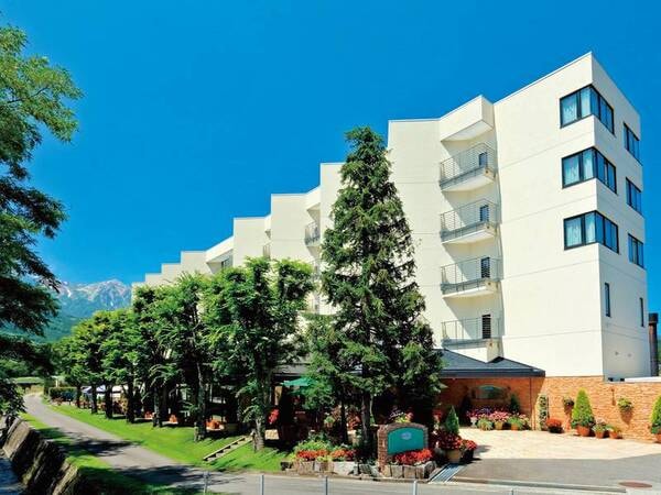 夏のホテル白馬外観