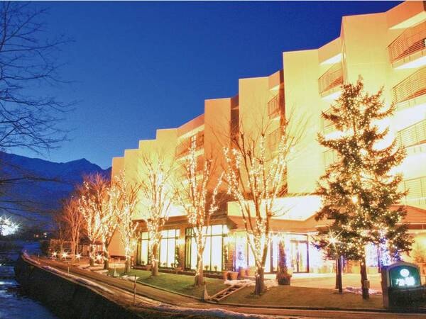 ライトアップしたホテル白馬夜景