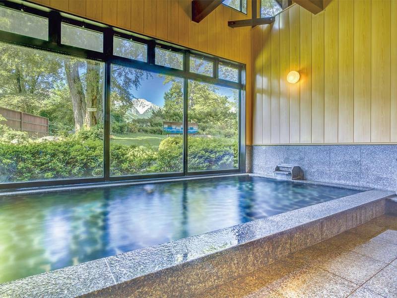 【大浴場】美しい庭園を眺めながらの湯浴みは至福のひととき。保温力に優れよく温まる。