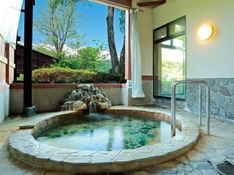 ホテル白馬／【露天風呂】庭園の奥に四季を感じ、雄大な白馬の山を望む