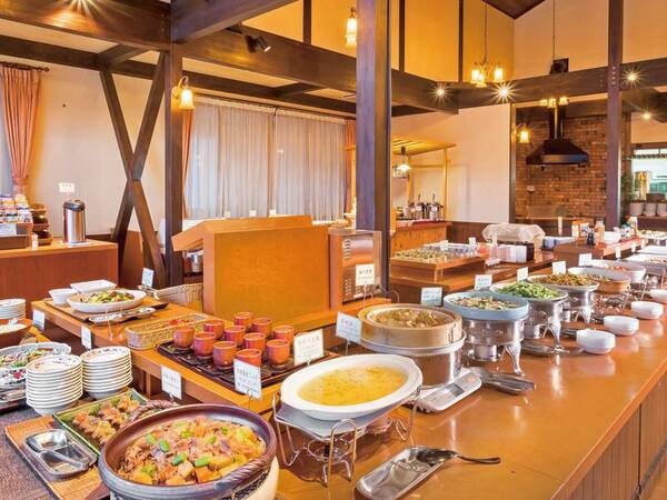 【バイキング/例】温かみのある食事会場にて