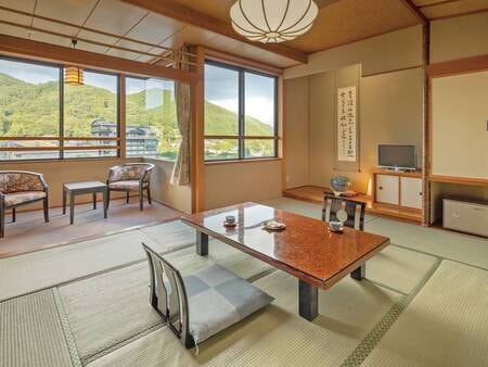 【本館和室/例】阿智村の大自然や遥かに南アルプスを望む、広縁付きの10畳＋踏込の寛ぎの和室。