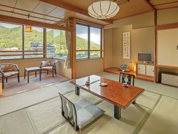 【本館和室/例】阿智村の大自然や、天候に恵まれれば遥かに南アルプスを望む、広縁付きの10畳＋踏込の寛ぎの和室。