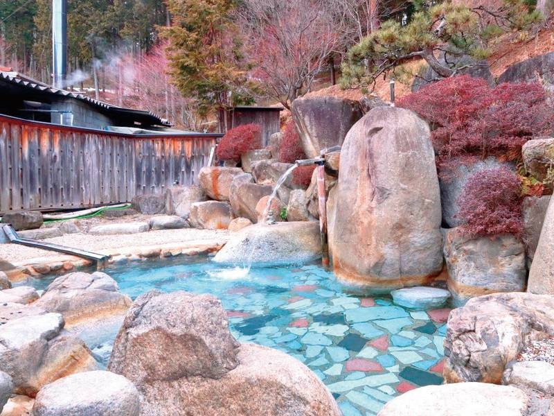 【露天風呂(男湯)】裏山の森の木々が美しい、野趣溢れる露天風呂