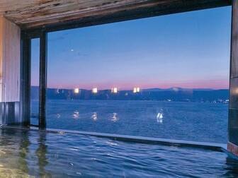 上諏訪温泉 ホテル紅や/【温泉展望浴場「湖空の湯」】ホテル最上階の14階から、美しい諏訪湖と雄大な信州の山並みを望む