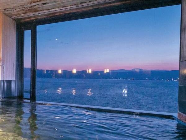 【温泉展望浴場「湖空の湯」】ホテル最上階の14階から、美しい諏訪湖と雄大な信州の山並みを望む