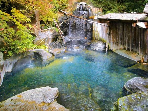 【露天風呂】長野県最大級の湯量（毎分720リットル）がかけ流しで、巨岩から源泉が滝のように流れ落ちる