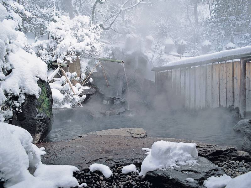 【露天風呂】冬は静寂な森の中で雪見露天を楽しめる