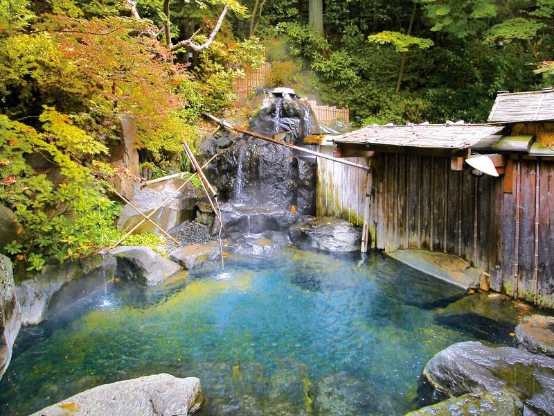 【露天風呂】圧巻の湯量！巨岩から滝のように温泉が流れ落ちる