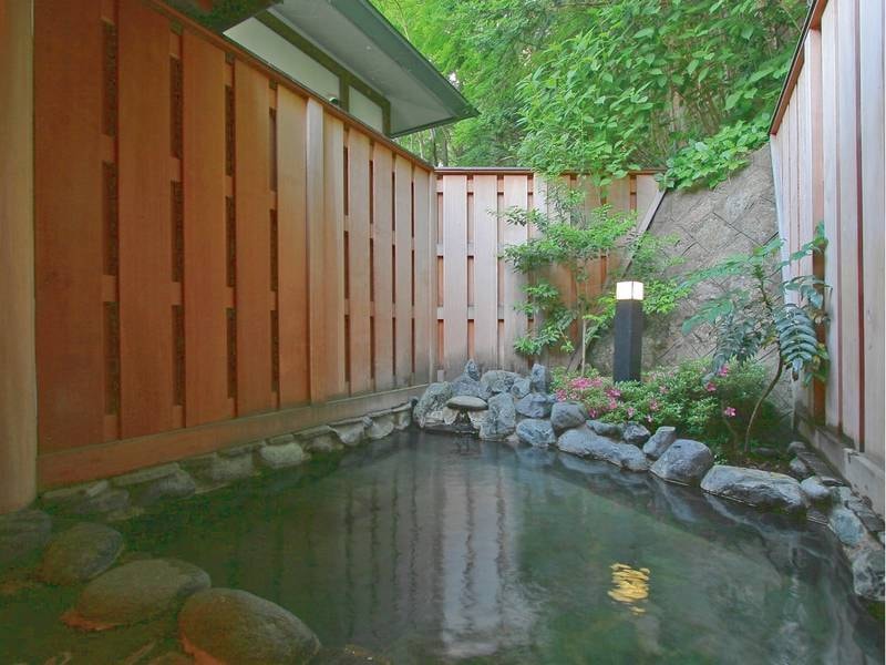 【貸切風呂】露天風呂と内湯を一度に楽しめる