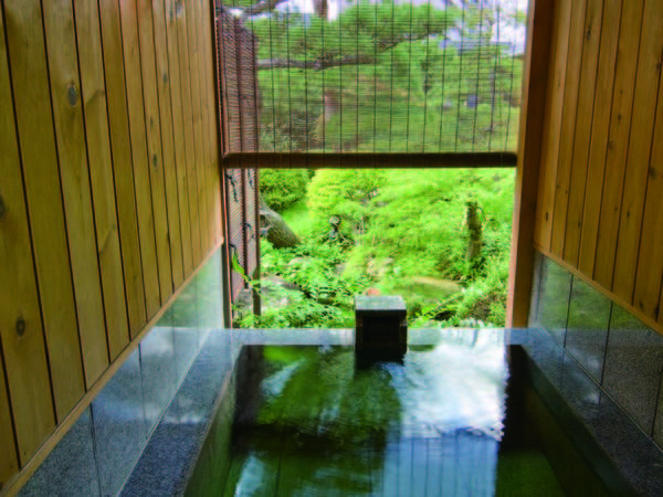 【露天風呂付き客室/例】日本庭園を眺める源泉露天風呂付き客室も大人気