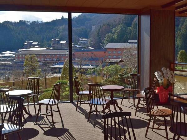 【ロビー・カフェスペース】開放的な大きな窓から阿知川の渓流とひるがみの温泉街を望む。