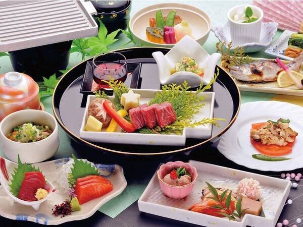 【信州郷土会席/例】国産牛の陶板焼きをメインに、信州産食材を随所に使用した会席料理約12品を堪能できる。