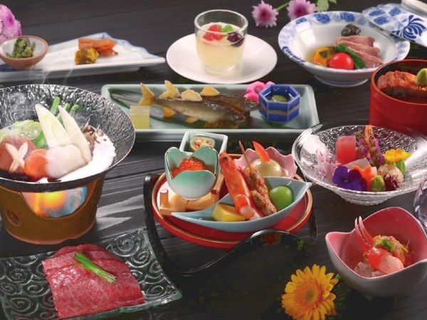 【天竜会席（夕食）/例】旬の山海の幸を使用した彩り豊かな約11品の会席。料理人が心を込めて一品ずつ丁寧に仕上げる料理の数々が並ぶ。