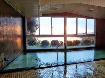 夕日と湖の宿 あおきや/【大浴場】県内最大級の加茂湖を望む