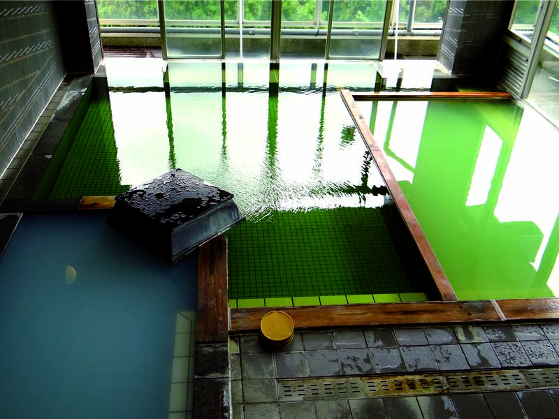 【大浴場】3層に分かれた湯船は気温や天候によりワカタケ色・セイジ色・ウノハナ色と変化