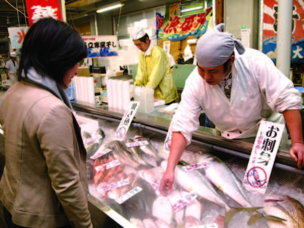 【市場で選べる鮮魚会席/例】夕食の魚は隣接市場で自分で選べる※17時までのチェックイン限定