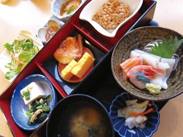 朝からしっかりお魚をいただく和食が嬉しい