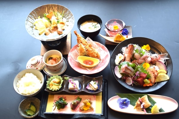 【料理長が旬の食材を吟味したおすすめ会席】鮮魚市場が隣接しているから、新鮮なお魚がたっぷり！