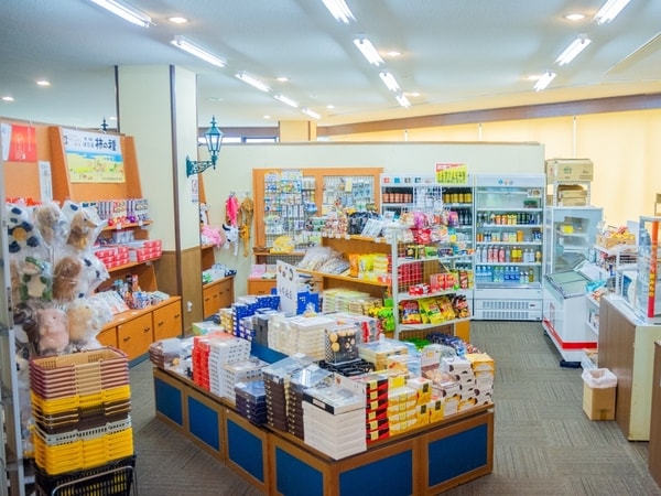 売店では妙高の特産品やお土産、軽食やドリンクなどを豊富に取り揃えています