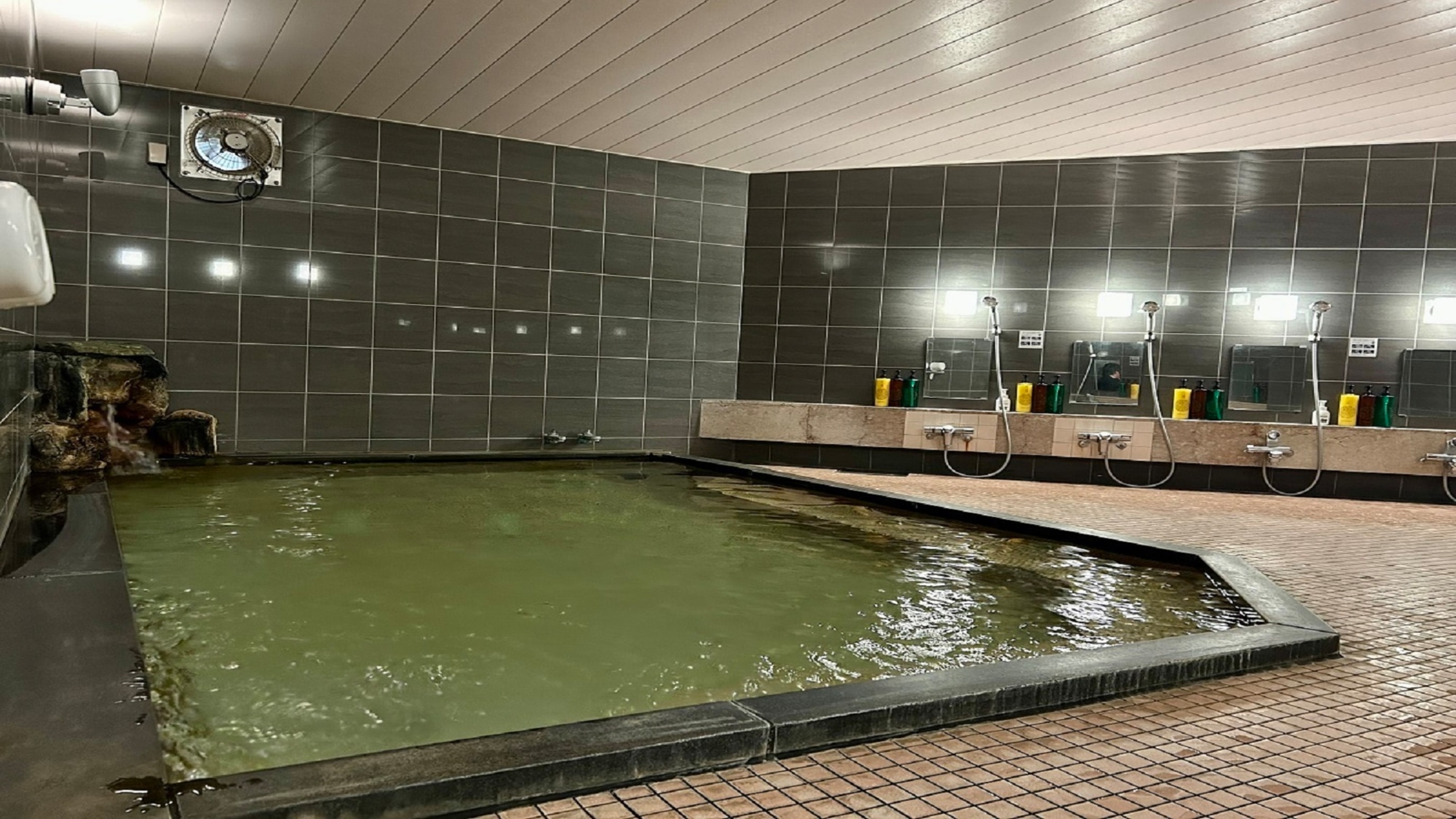 【大浴場】源泉を沈澱ろ過した無色透明のやさしいお湯。