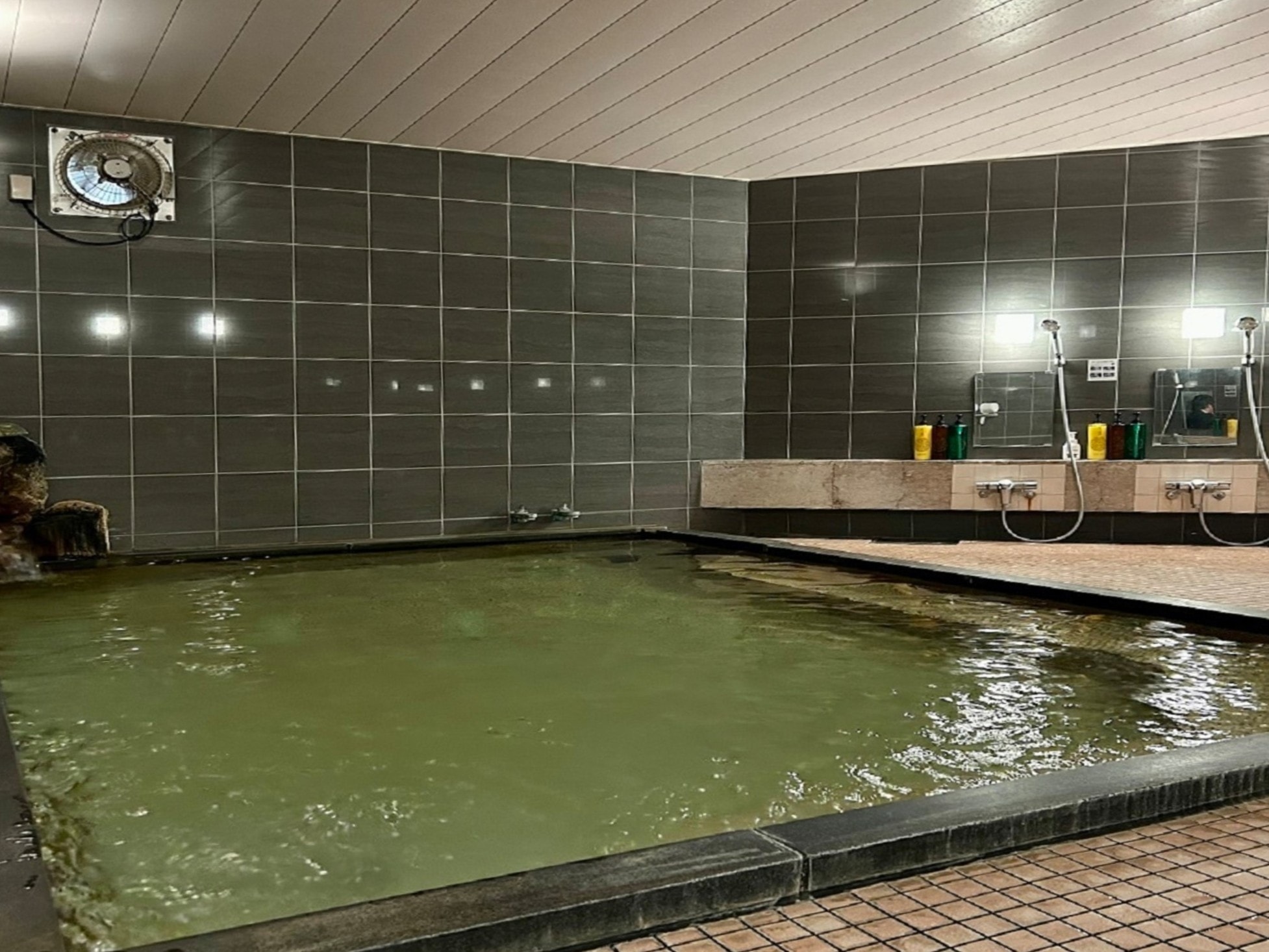【大浴場】源泉を沈澱ろ過した無色透明のやさしいお湯。